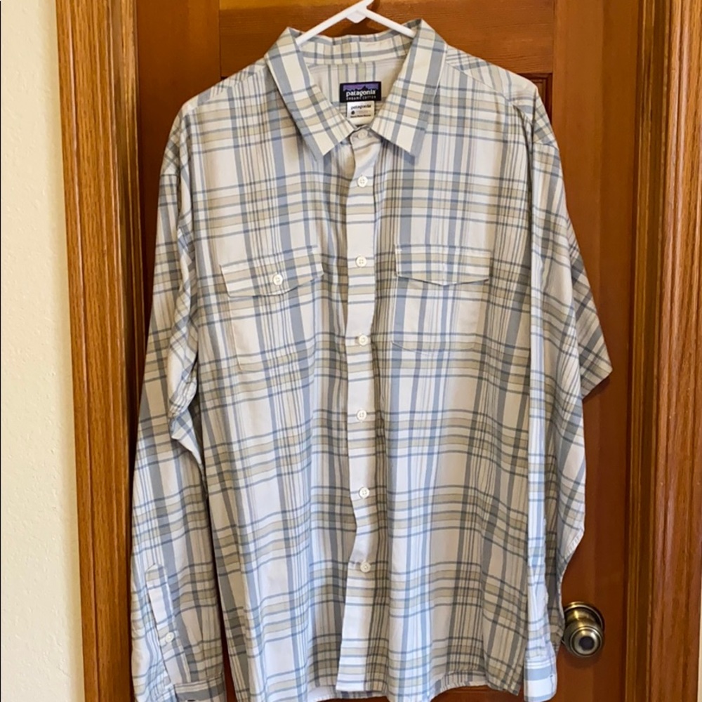 Men’s organic cotton long sleeve button down.